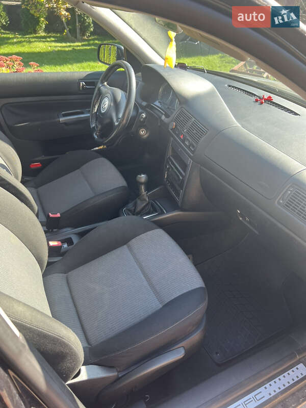 Универсал Volkswagen Golf 2004 в Черновцах