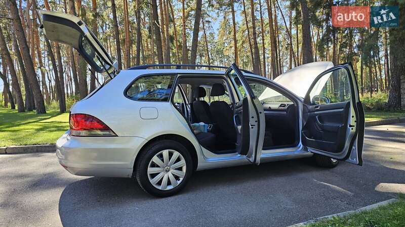 Универсал Volkswagen Golf 2011 в Чернигове
