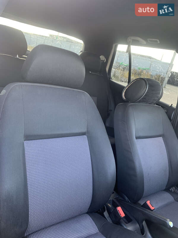 Хетчбек Volkswagen Golf 2001 в Львові
