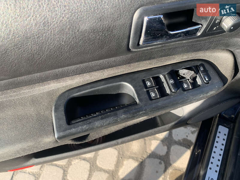 Хетчбек Volkswagen Golf 2001 в Львові