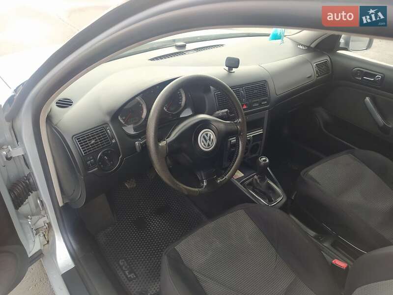 Хэтчбек Volkswagen Golf 2003 в Чернигове