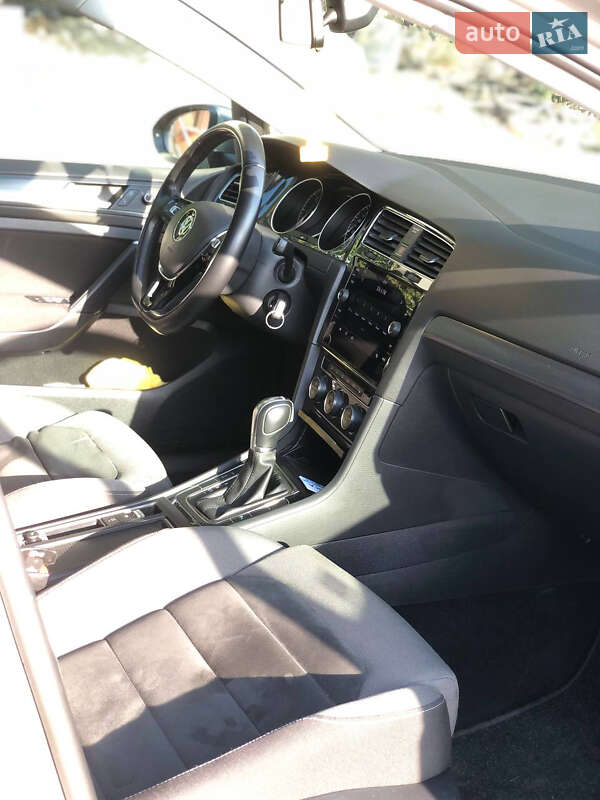 Универсал Volkswagen Golf 2017 в Черновцах