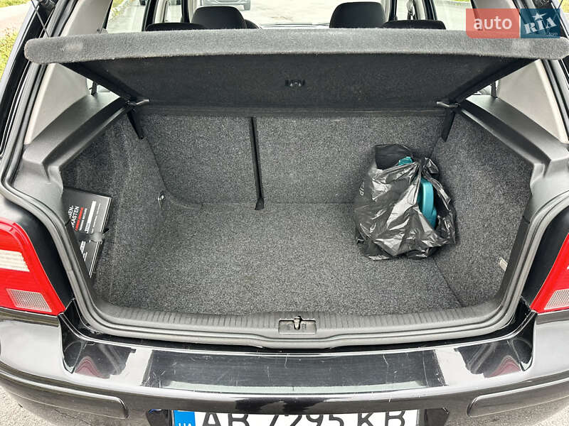 Хетчбек Volkswagen Golf 2003 в Вінниці