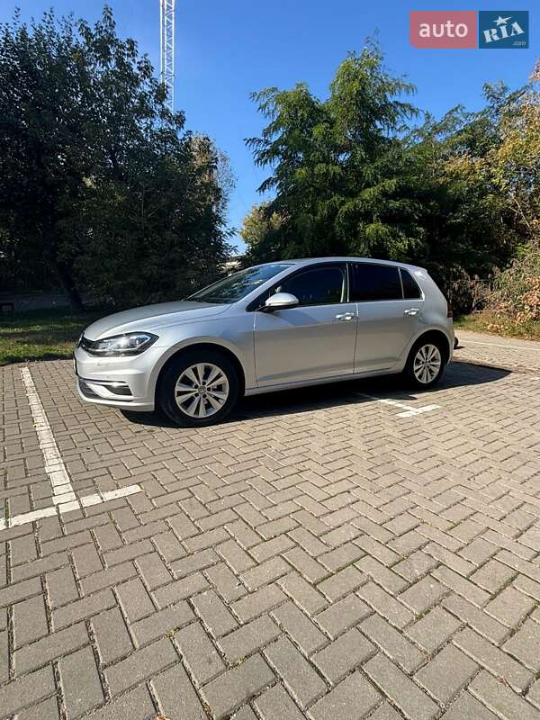 Хэтчбек Volkswagen Golf 2018 в Киеве