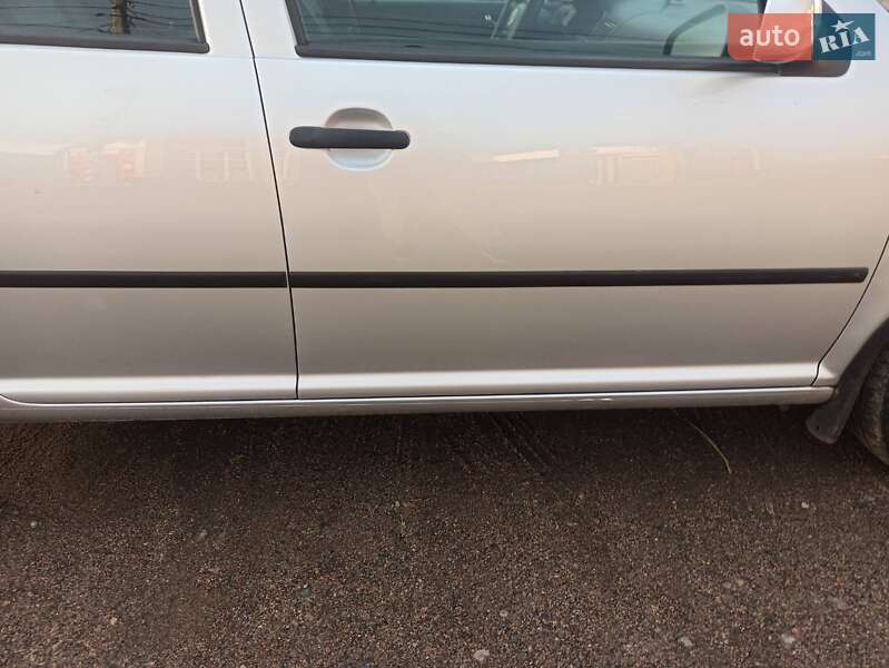 Хетчбек Volkswagen Golf 2003 в Черкасах фото 6 Хетчбек Volkswagen Golf 2003 в Черкасах