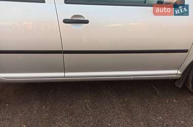 Хэтчбек Volkswagen Golf 2003 в  фото 6 Хэтчбек Volkswagen Golf 2003 в