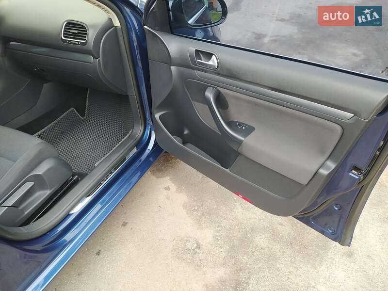 Универсал Volkswagen Golf 2012 в Казатине