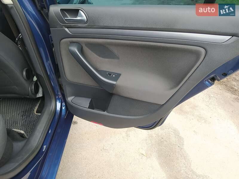 Универсал Volkswagen Golf 2012 в Казатине