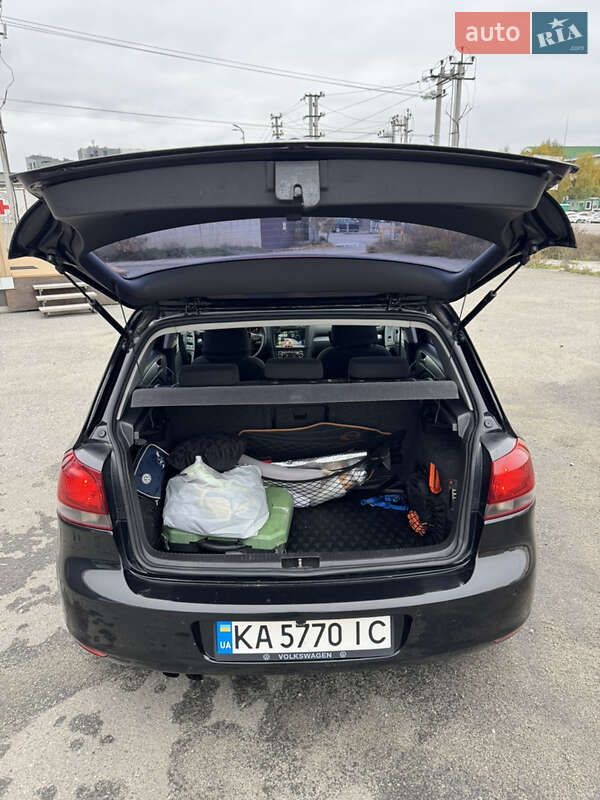 Хэтчбек Volkswagen Golf 2010 в Киеве