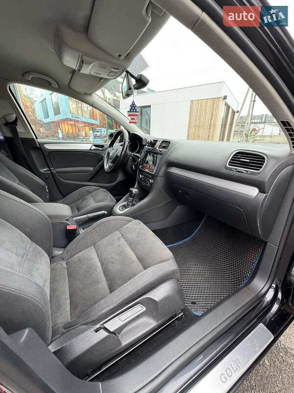 Хэтчбек Volkswagen Golf 2010 в Киеве