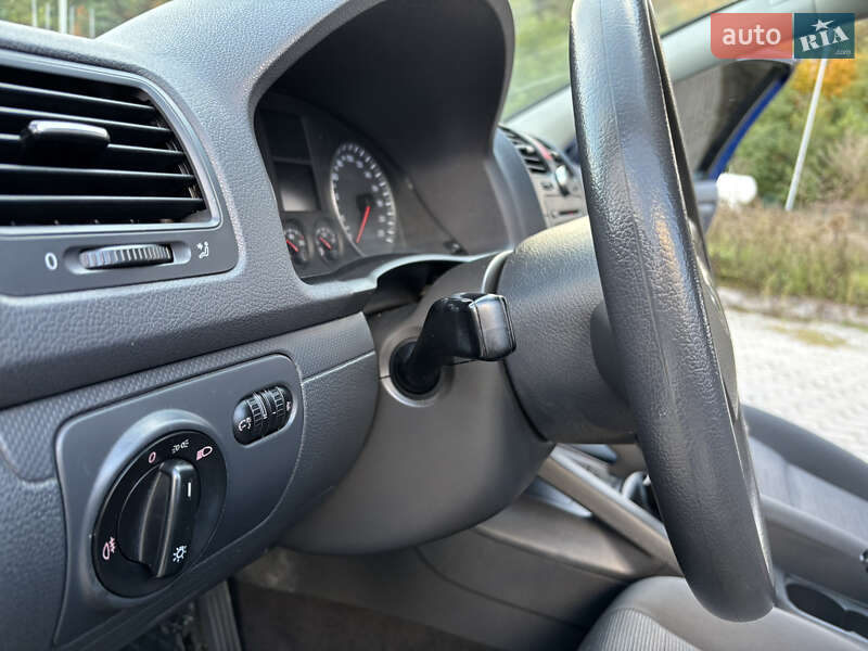 Хэтчбек Volkswagen Golf 2004 в Могилев-Подольске