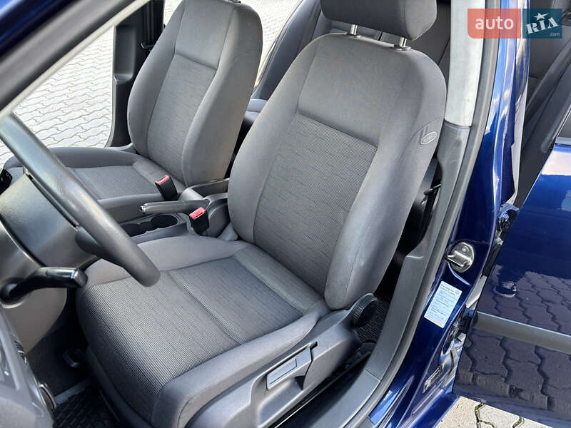 Хэтчбек Volkswagen Golf 2004 в Могилев-Подольске