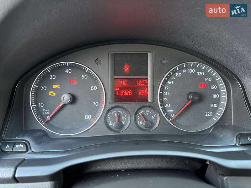 Хэтчбек Volkswagen Golf 2004 в Могилев-Подольске