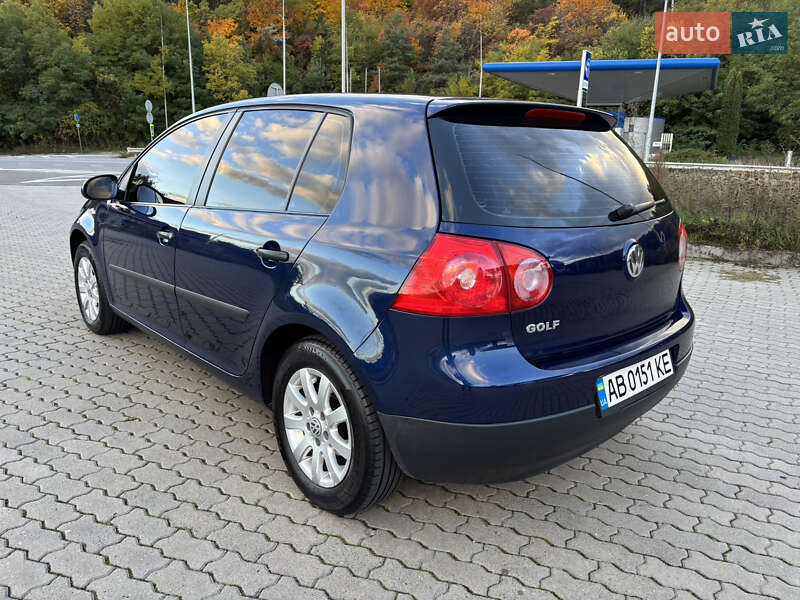 Хэтчбек Volkswagen Golf 2004 в Могилев-Подольске