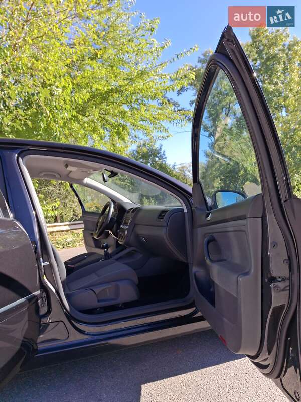 Хэтчбек Volkswagen Golf 2008 в Днепре