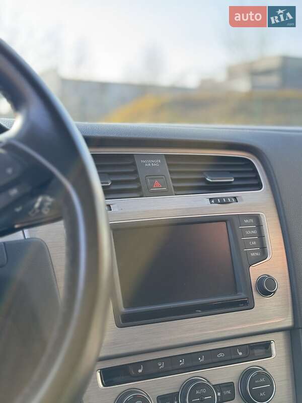 Хэтчбек Volkswagen Golf 2017 в Ужгороде