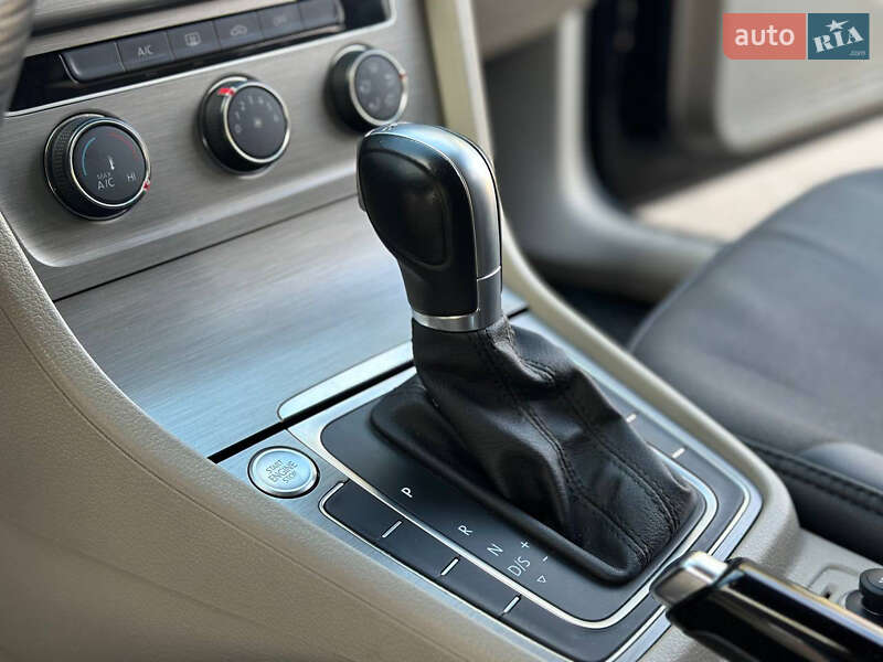 Універсал Volkswagen Golf 2015 в Дніпрі