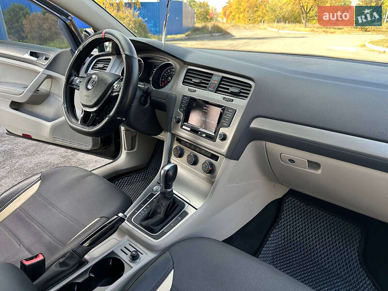 Універсал Volkswagen Golf 2015 в Дніпрі