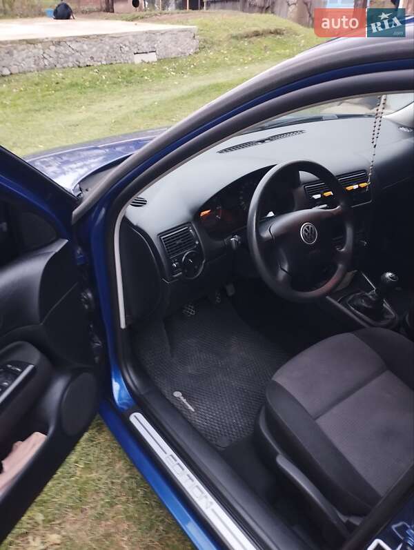 Хэтчбек Volkswagen Golf 2001 в Кутах