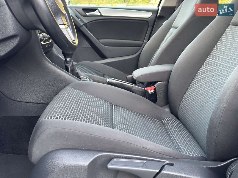 Хэтчбек Volkswagen Golf 2009 в Нововолынске