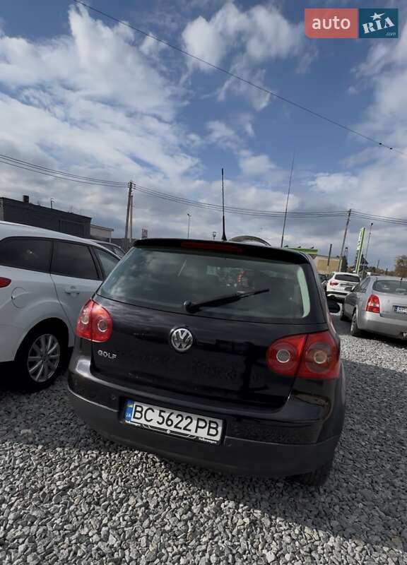 Хетчбек Volkswagen Golf 2005 в Стрию