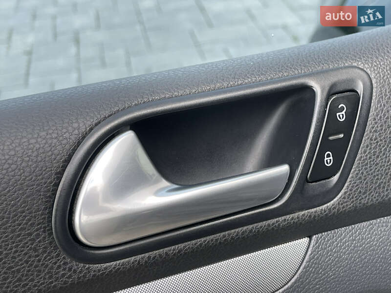 Хетчбек Volkswagen Golf 2008 в Рівному