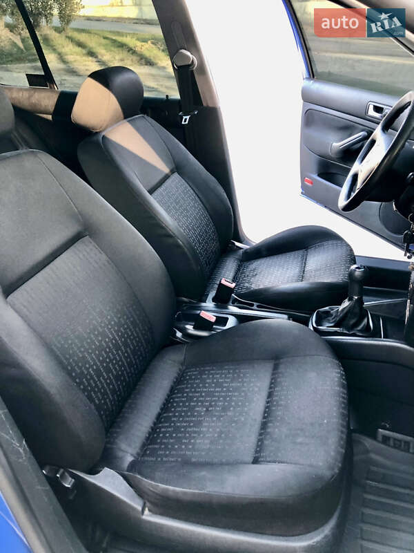 Хэтчбек Volkswagen Golf 2002 в Змиеве