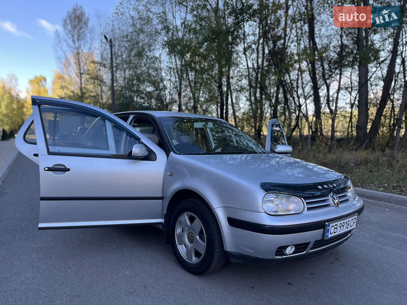 Хетчбек Volkswagen Golf 2001 в Чернігові