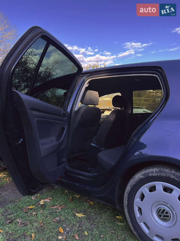 Хетчбек Volkswagen Golf 2004 в Шаргороді