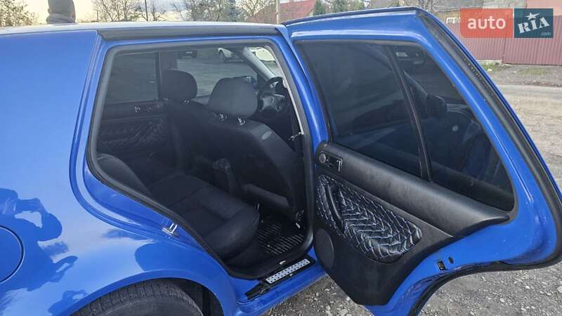 Хэтчбек Volkswagen Golf 2002 в Рудки