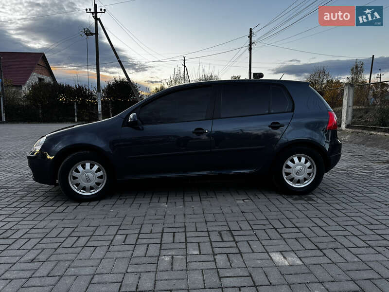 Хэтчбек Volkswagen Golf 2005 в Сторожинце