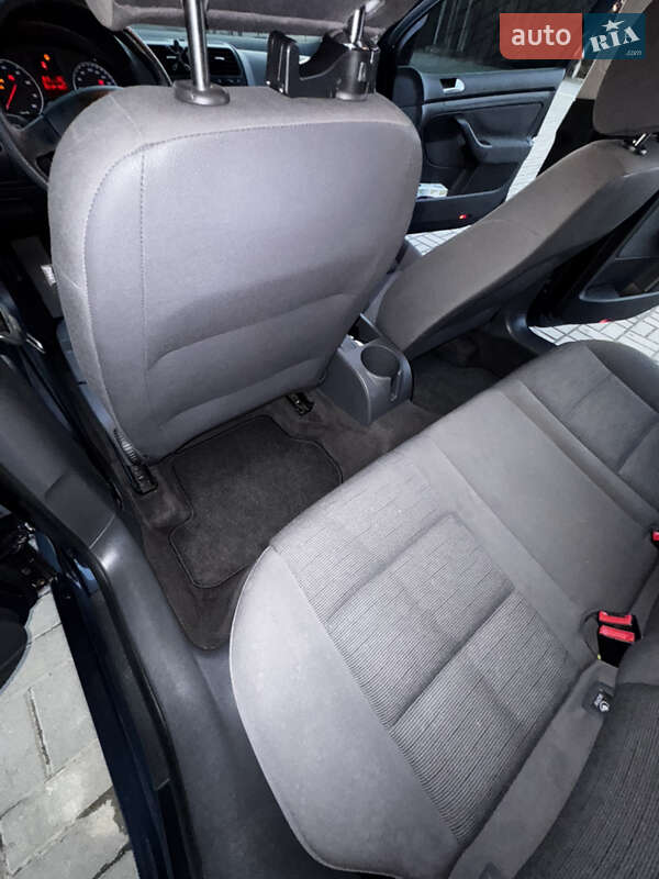 Хэтчбек Volkswagen Golf 2005 в Сторожинце