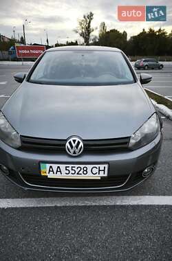 Хэтчбек Volkswagen Golf 2010 в 