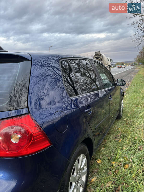 Хэтчбек Volkswagen Golf 2008 в Ужгороде