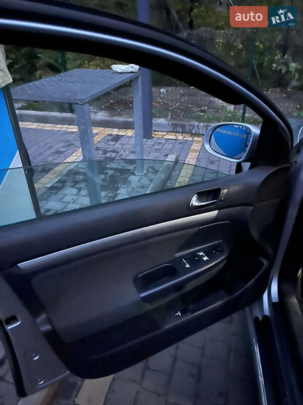 Хетчбек Volkswagen Golf 2004 в Дніпрі