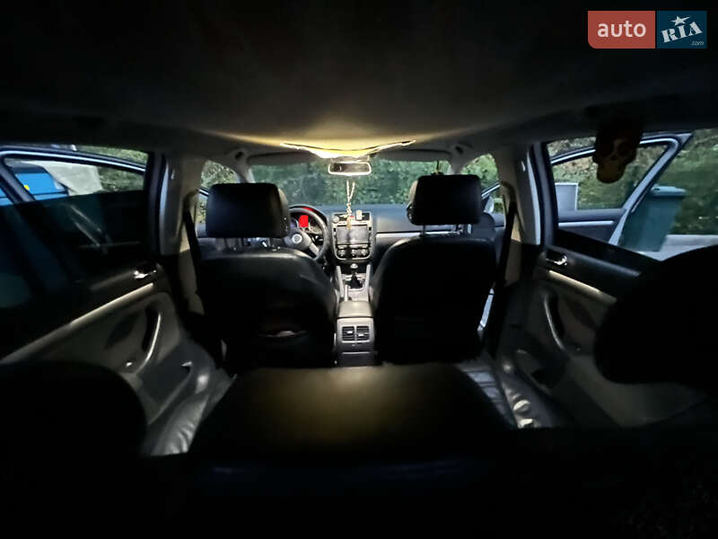 Хетчбек Volkswagen Golf 2004 в Дніпрі