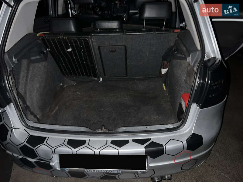 Хетчбек Volkswagen Golf 2004 в Дніпрі