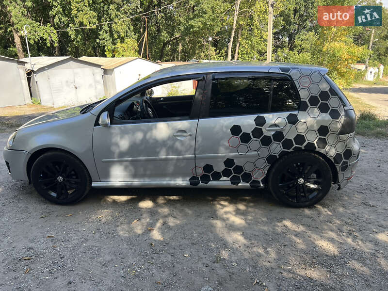 Хетчбек Volkswagen Golf 2004 в Дніпрі