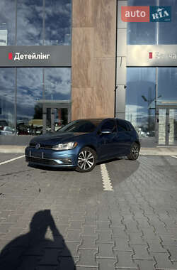 Хэтчбек Volkswagen Golf 2017 в Киеве