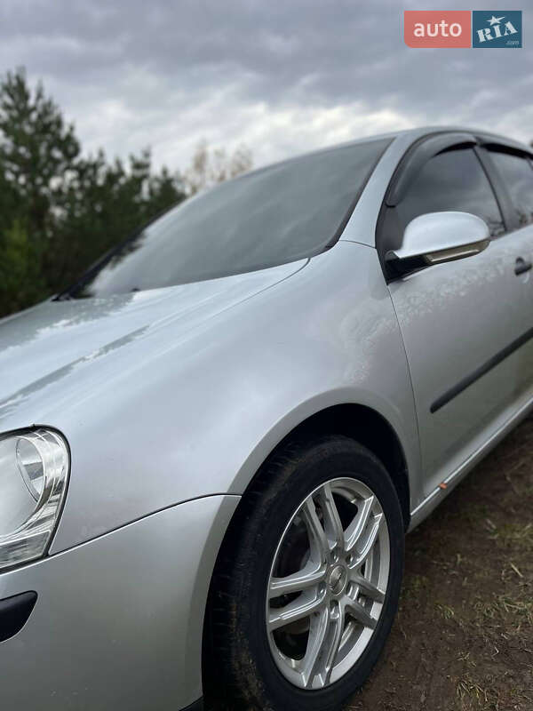 Хэтчбек Volkswagen Golf 2004 в Нежине