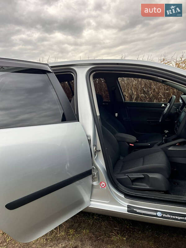 Хэтчбек Volkswagen Golf 2004 в Нежине