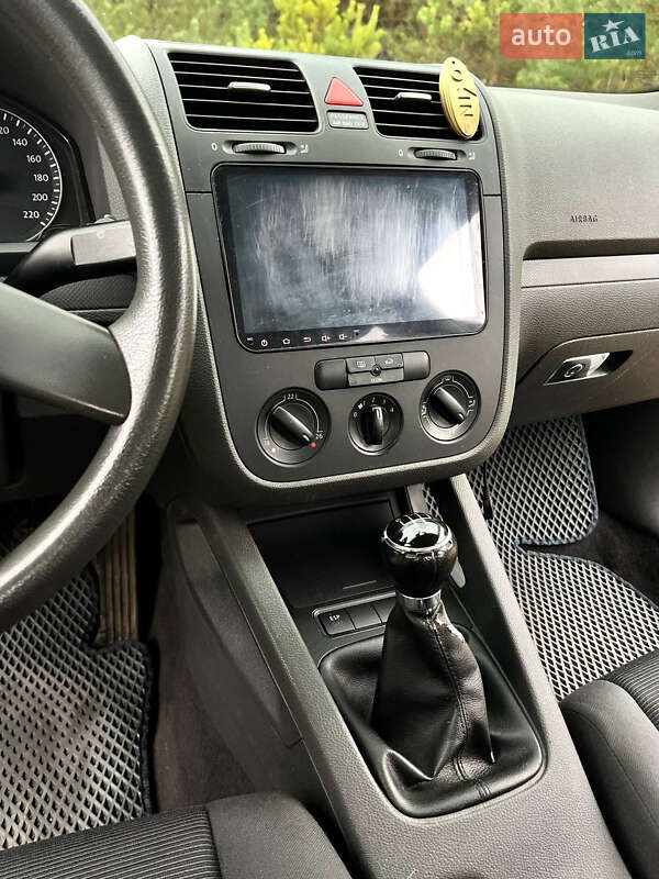 Хэтчбек Volkswagen Golf 2004 в Нежине