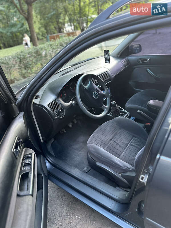 Універсал Volkswagen Golf 1999 в Чернівцях