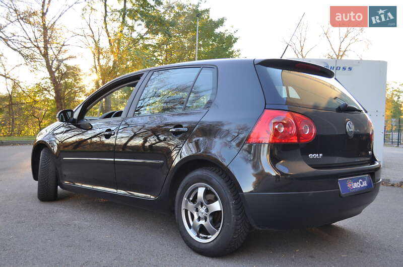 Хэтчбек Volkswagen Golf 2009 в Киеве