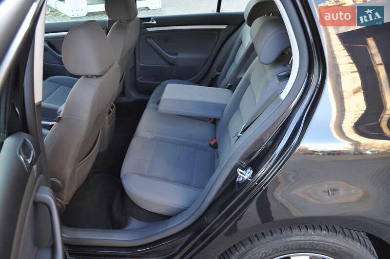 Хэтчбек Volkswagen Golf 2009 в Киеве