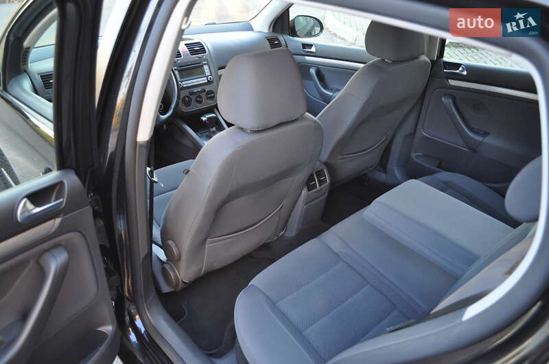 Хэтчбек Volkswagen Golf 2009 в Киеве