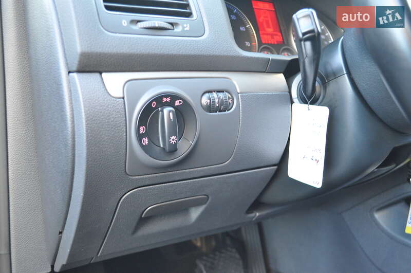 Хэтчбек Volkswagen Golf 2009 в Киеве