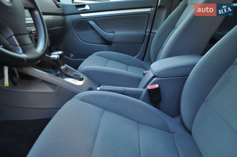 Хэтчбек Volkswagen Golf 2009 в Киеве