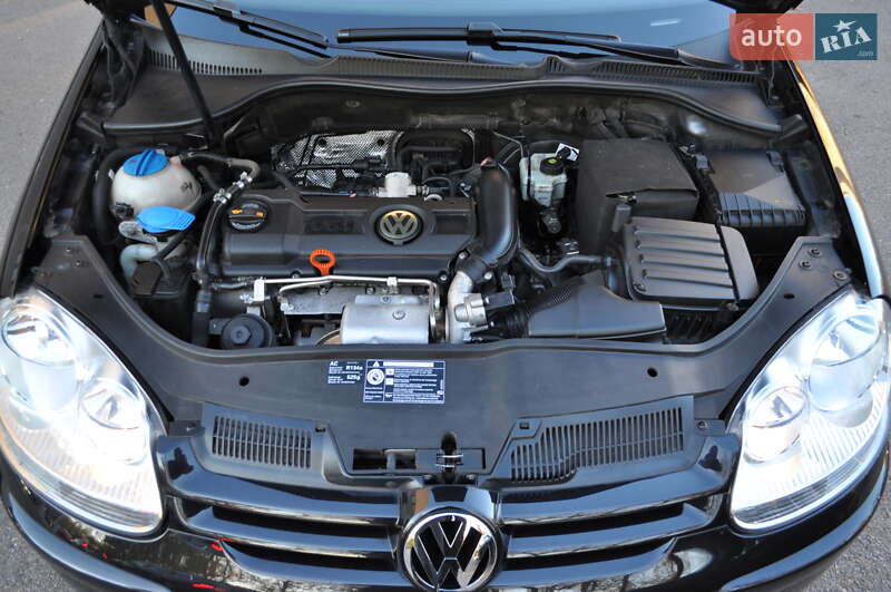 Хэтчбек Volkswagen Golf 2009 в Киеве