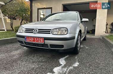 Хэтчбек Volkswagen Golf 2002 в  Хэтчбек Volkswagen Golf 2002 в